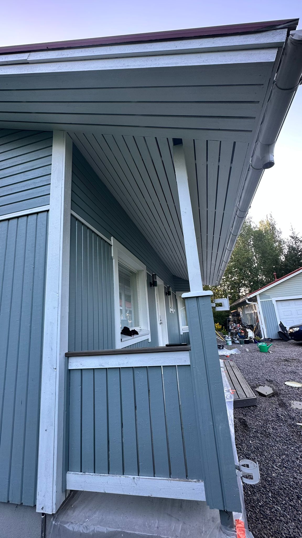 Etuseinä ja ikkunat maalauksen jälkeen