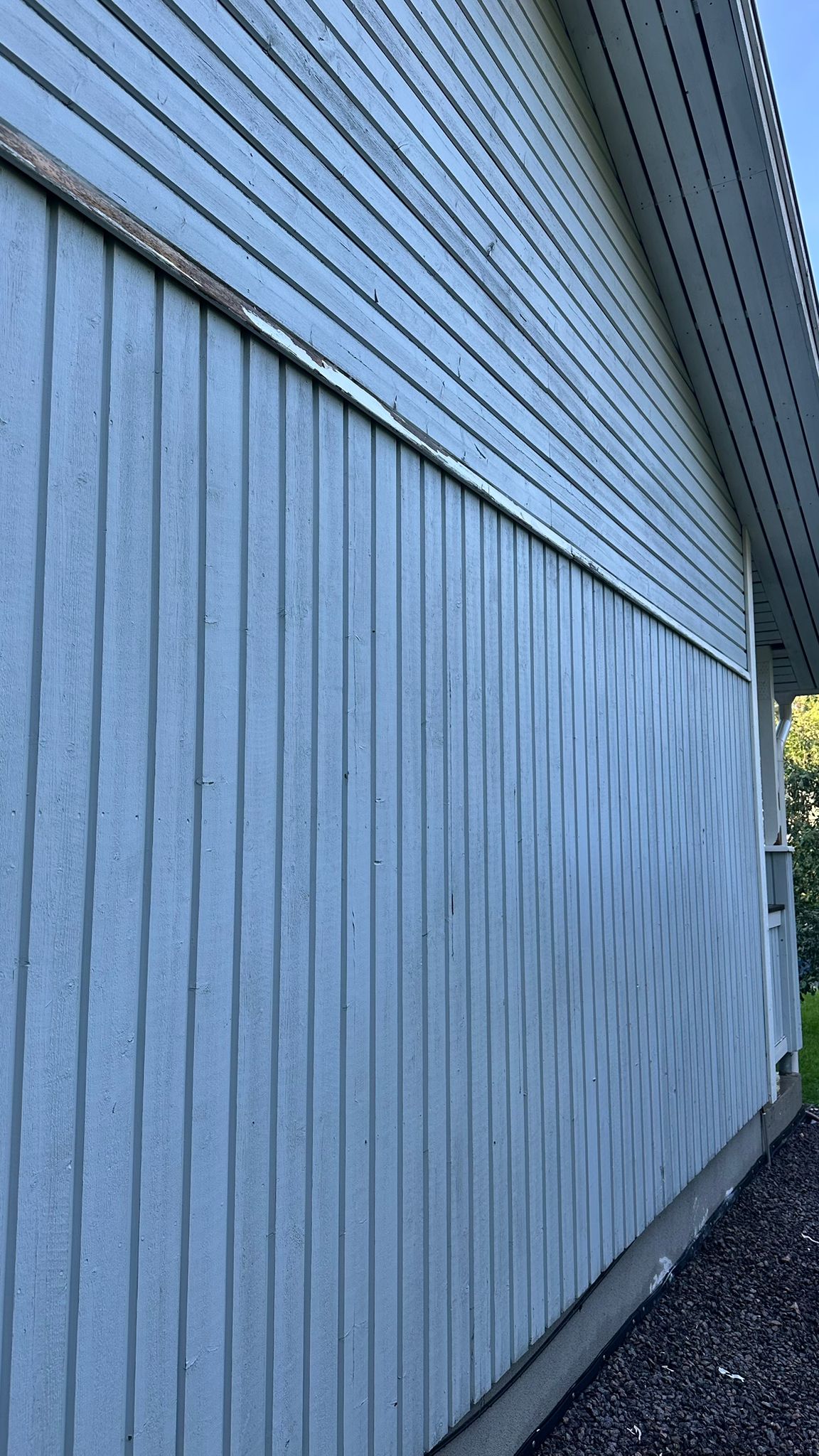 Lähikuva vanhasta maalipinnasta